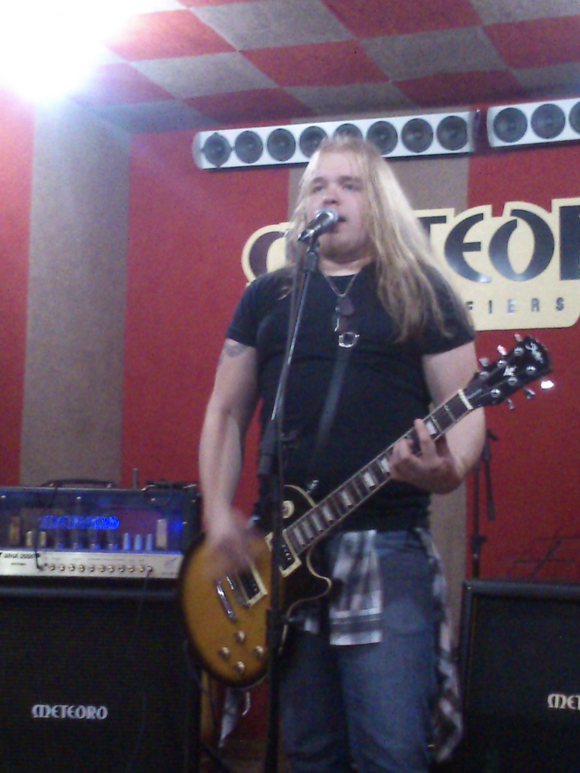 Musico / Guitarrista / Multi-instrumentista/ Vocalista / Compositor / Produtor , banda Herdeiros Do Futuro.