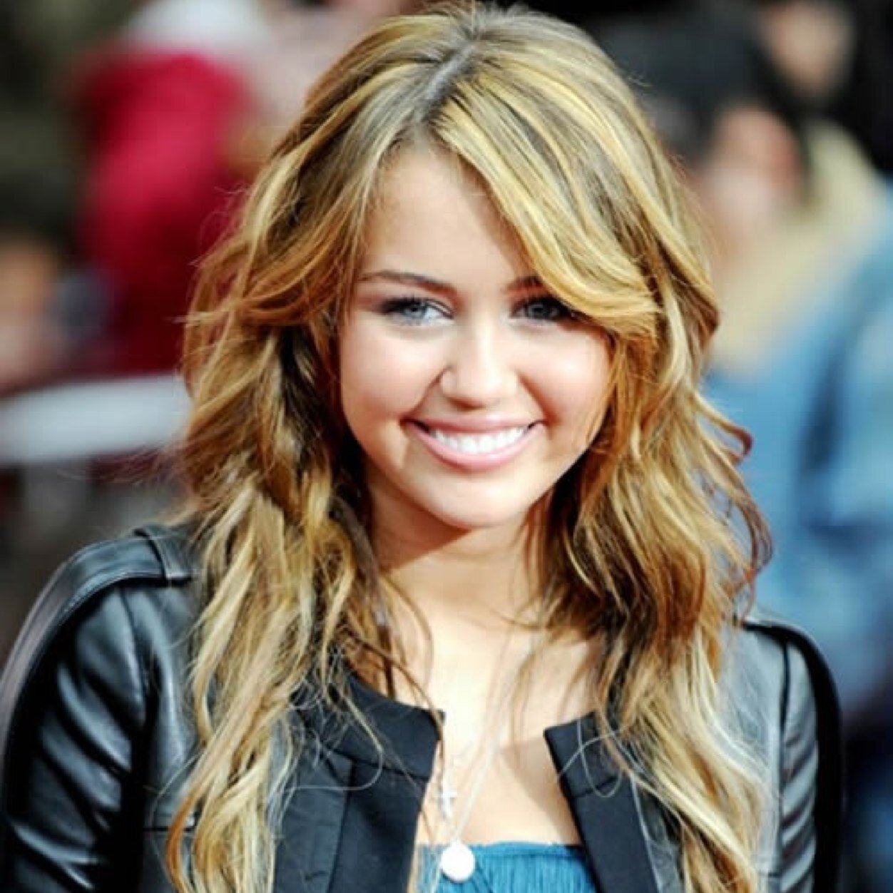 Hey! I'm Kayla James! Tweet/dm me if you wanna chat. Single!