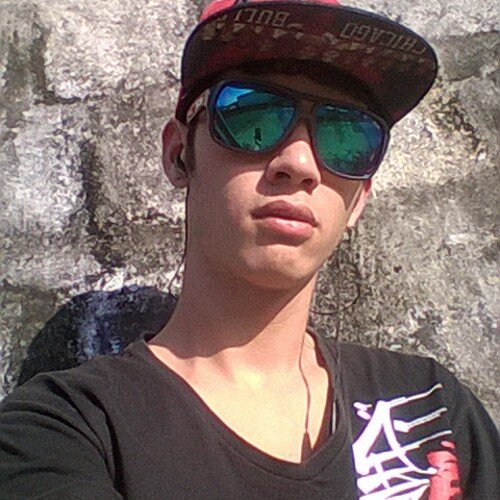 Bom tenho 18 anos,sou divertido,gosto d festas,tatuagens,games,filmes,fazer novos amigos e etc... Segue aew q Sigo d volta (: