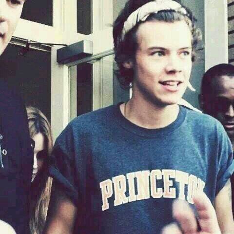 Hii it's a free follow. Go Follow @hxrsmililozial  thank youu :)