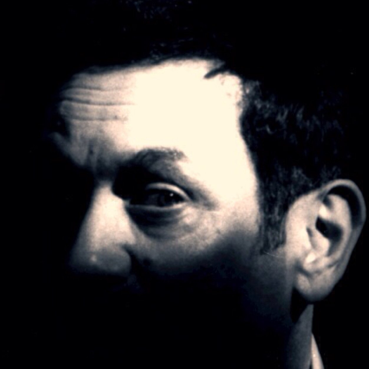 Actor, singer, director, voiceover and cabaret artist as well as being an all round good egg! Represented by @KeddieScott