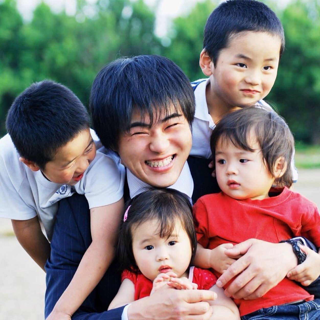 野田聖子衆議院議員の秘書10年間を経て、2011年岐阜市議会議員初当選。現在４期目(元副議長)。立命館大学政策科学部卒。妻と三男一女の6人家族。48歳。防災士。ベーシスト。ブラジリアン柔術紫帯。BBQ中級インストラクター。日本モルック協会認定指導員。