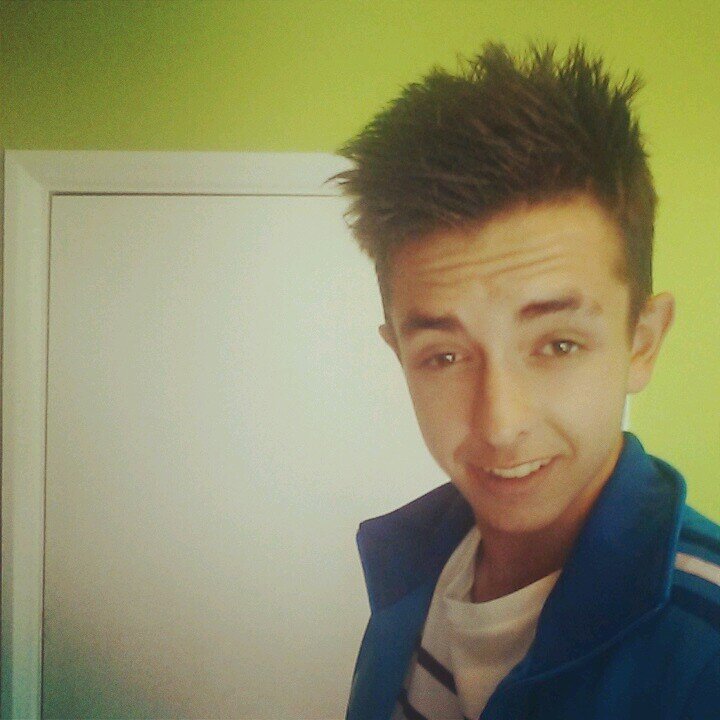 Im 16| I live in Stamford| not alot more to say just hope you like my twitter|