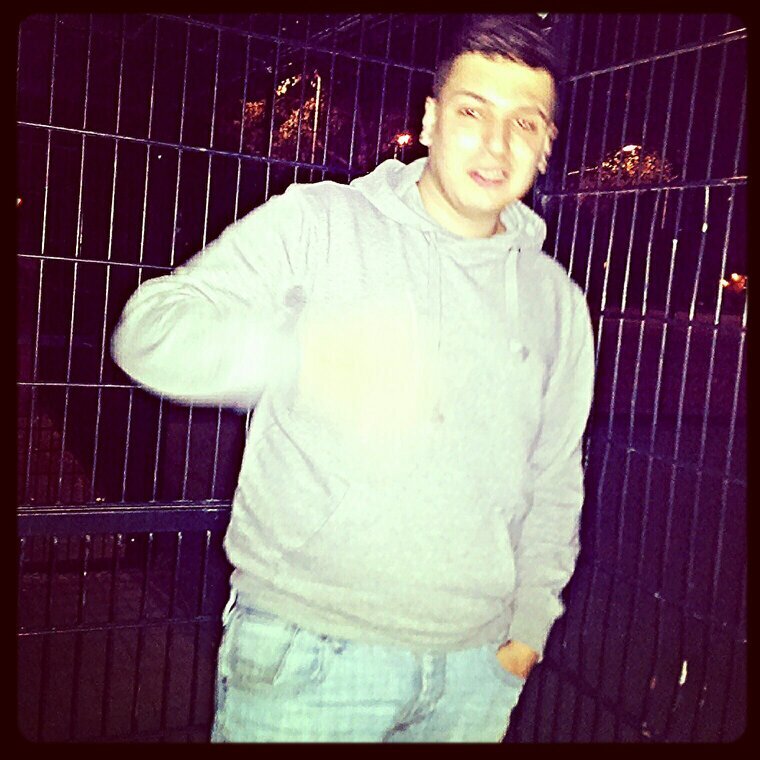 0172_Faissal's profile picture. hinda building, bikkel never voor de entree