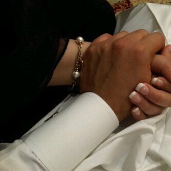 و إن قلت لك: عَطني يدينك ودّي اشربهَا خذني ﻋلى قد ﻋقلي و اسكب إيدينك ♡