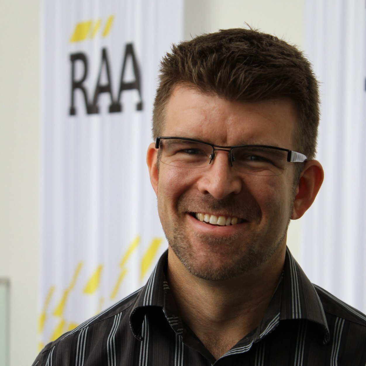 HR professional with an interest in employee relations & social networking. Aussie rules fan. Family man. Singer & music, wine & food lover. Like to keep fit.