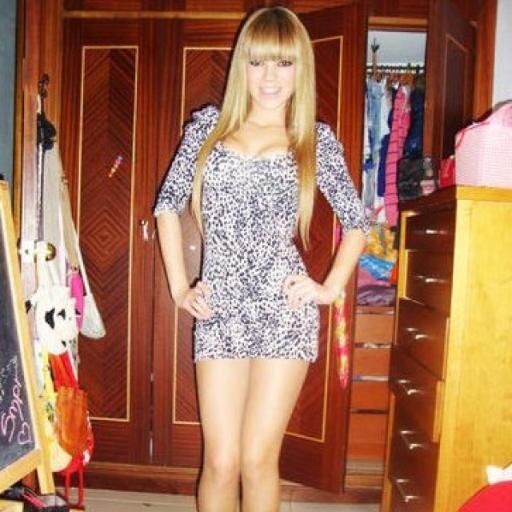 soy española, me encanta hablar en ingles, cantante, actriz, modelo,  BETICA HASTA LA MUERTEy  soy directioner:)