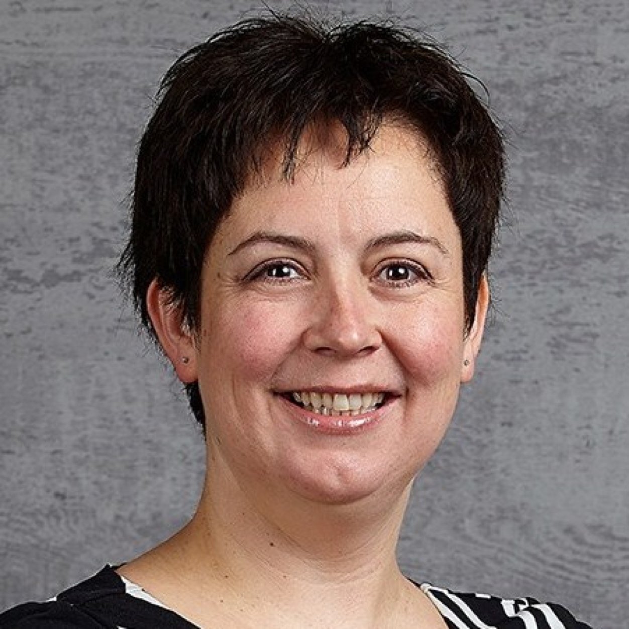 Ik ben gespecialiseerd in personeelszaken, verzuimmanagement, opleidingen & trainingen op de diverse niveaus. Levensgenieter, hobbykok en optimist.