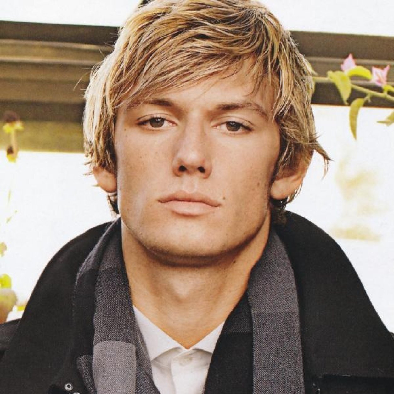 The names Elliot I am the twin brother of Elsa, i got swept away to this town and now i'm look for my sisters(RP/single/gay/MV)