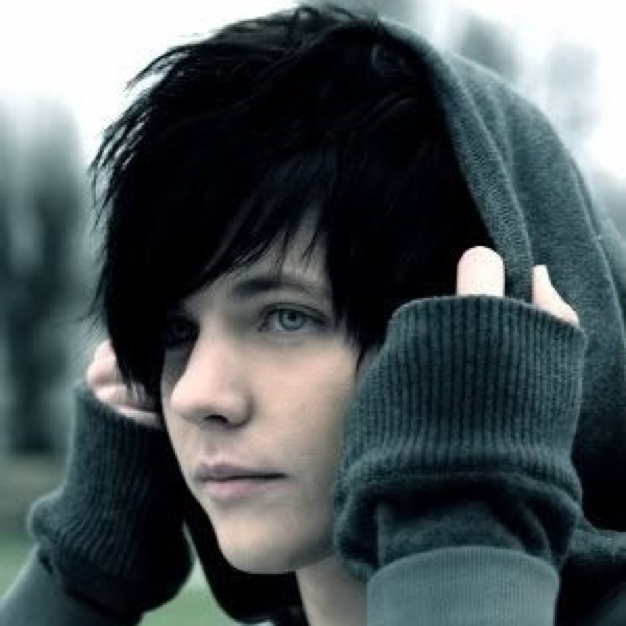 I'm David, the night is my kingdom and i'm its prince. I'm lost and looking for a family i was abadoned, abused and tortured. (RP/single/gay/OC/Wolf/MV)