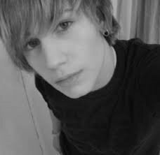 hi i am justin im 14 my emo friends @xxxplaywithmexx @killerjeffthe  @dannyphantomxx @maxneko @jackfrostxxxx