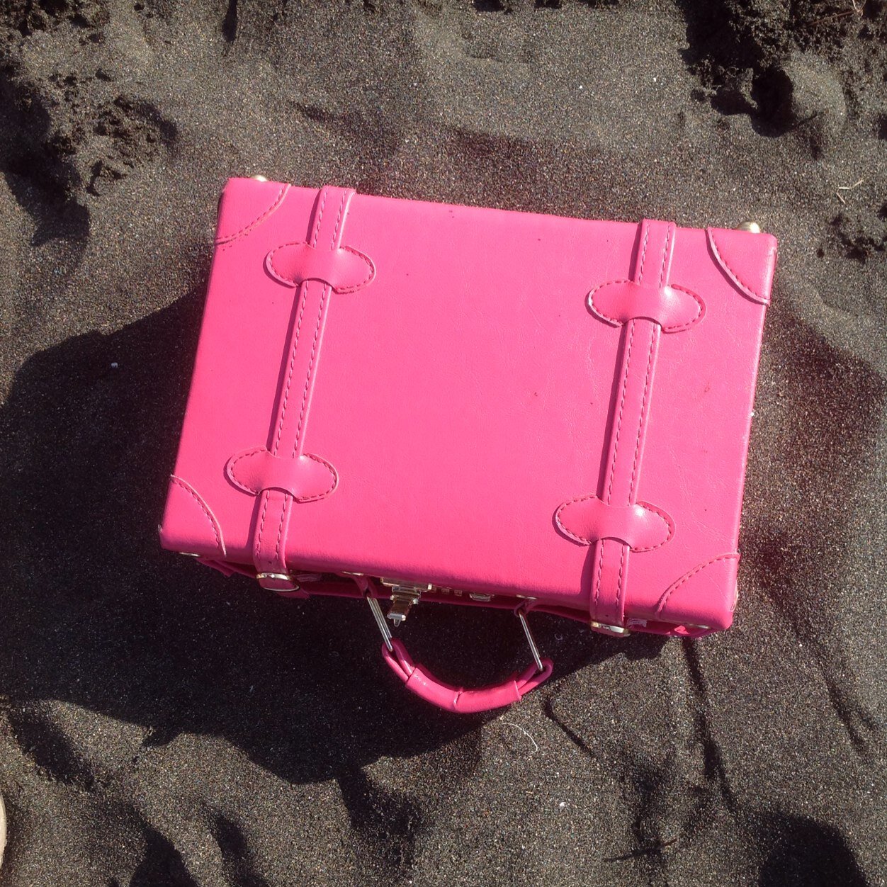 Hi! I'm a pink bag accompanying @jskaren of @nooridesht on and off the showbiz road. #followback