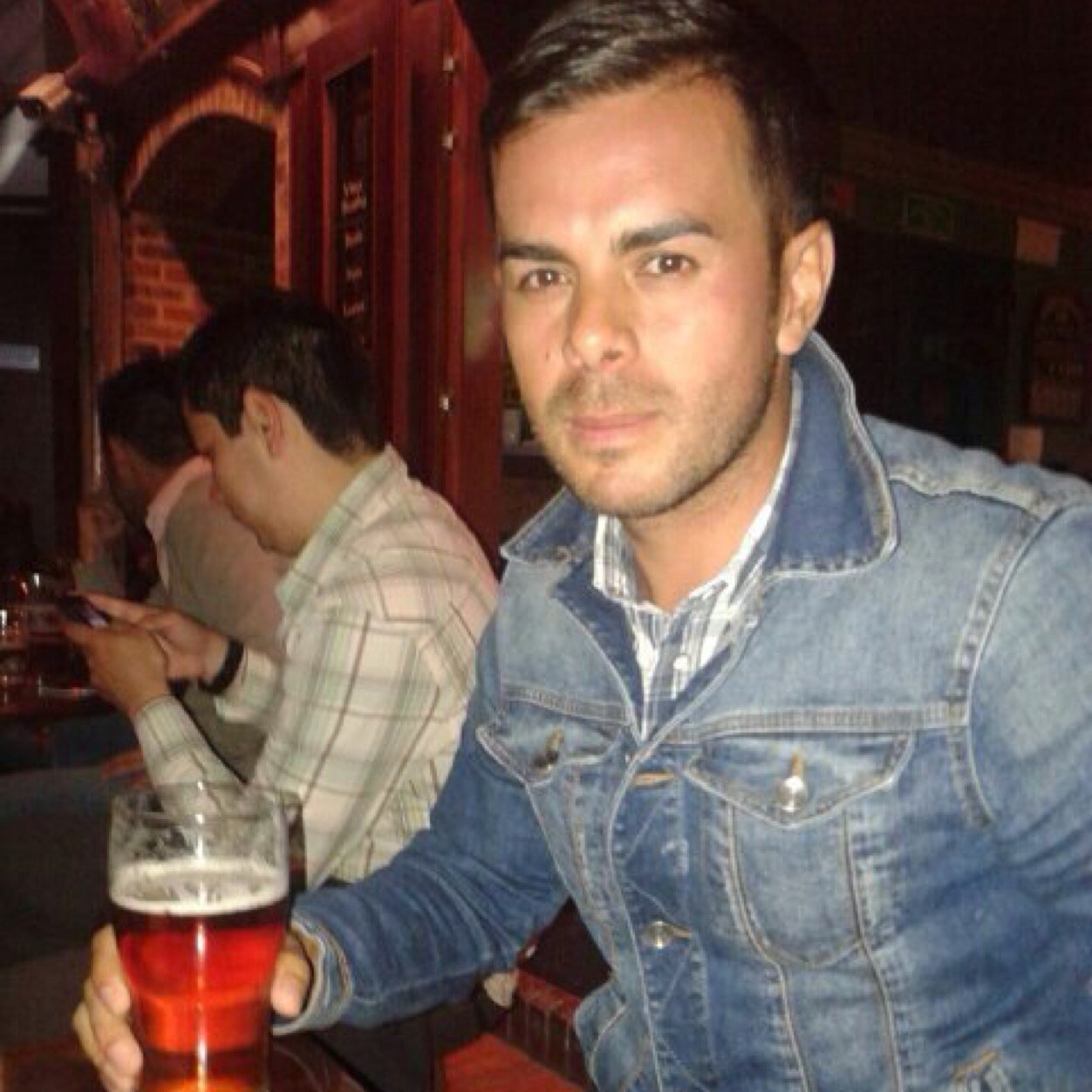 Me gusta la cerveza obscura y la pizza de peperoni, soy estudiante de Licenciatura en Organización Industrial.