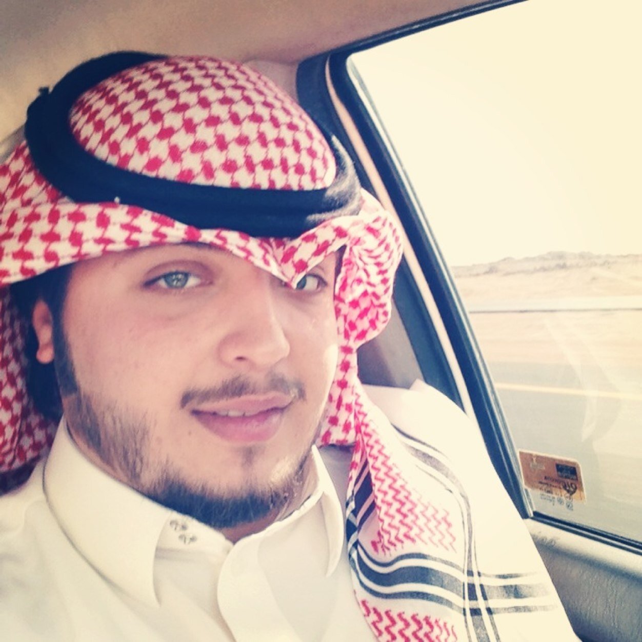 [ Kik : 7asan_8 ] [ http://t.co/EYjsPh4UBi ] .. أتشرف بَ الجميع امي هي كل شي.. طالب انقليزي .. طموح وما على الله بصعب .. حائلي الهوآ .. !