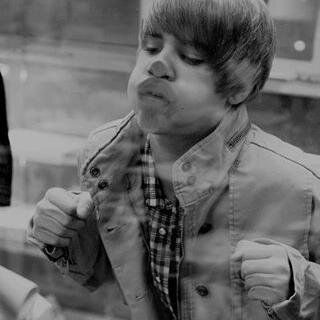 Kidrauhl, Bizzle, @Shots, @JustinBieber Follow me please. #PiolaYo