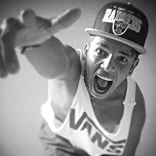 nome: JonataanWillians, Idade: 19, Dancer 
http://t.co/KxfZB4sOP4…