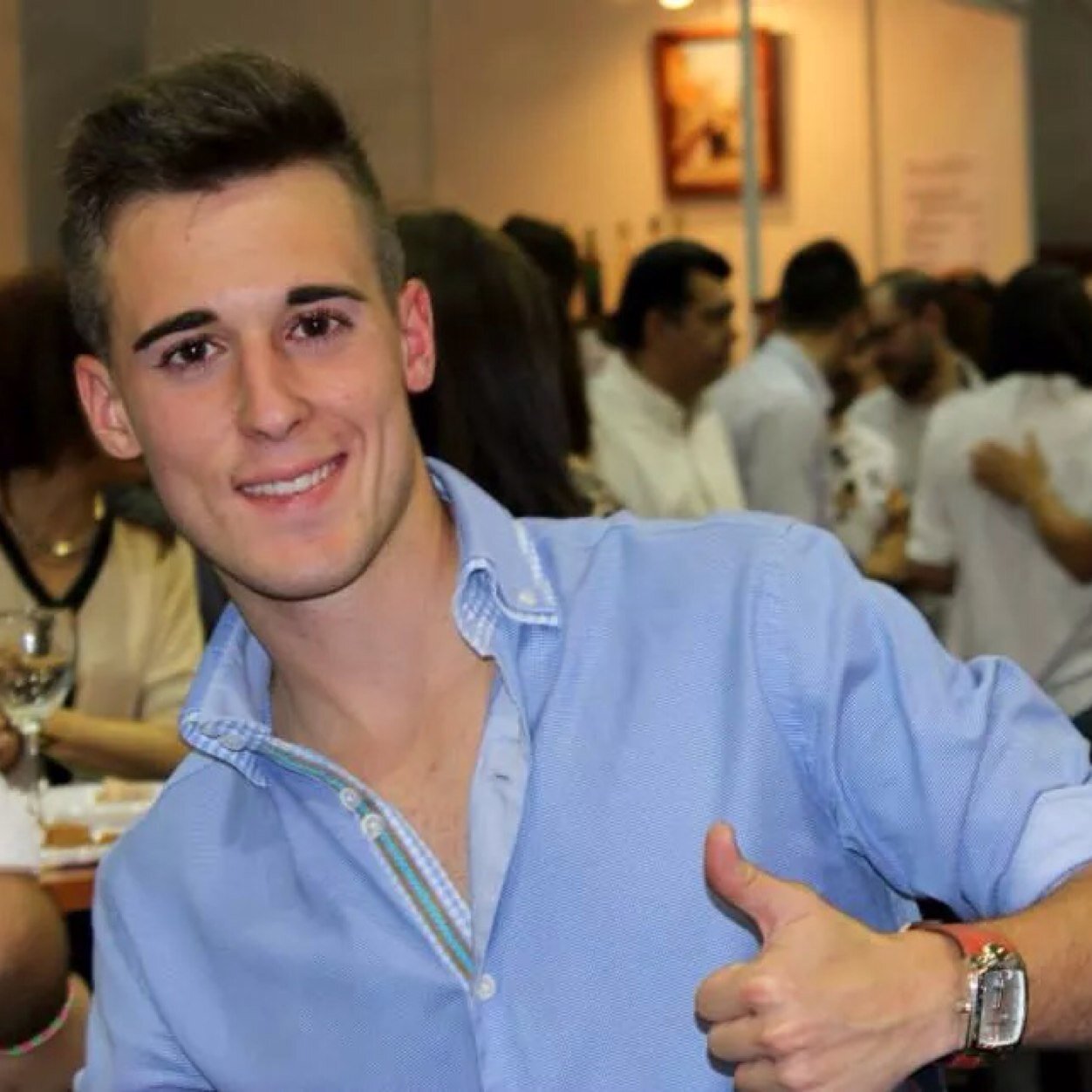 Estudiante de Fisioterapia en el CEU, futbolista en fase de retirada. Complejamente sencillo, temporalmente irreversible. Conocedor de nada y aprendiz de todo.