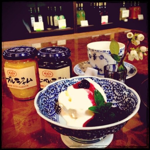 湯布院でジャム、ジュースの製造、販売を行っています。喫茶店では、ジャムを使ったカレー、玉子サンド、スコーン、ケーキ等、お楽しみいただけます♪