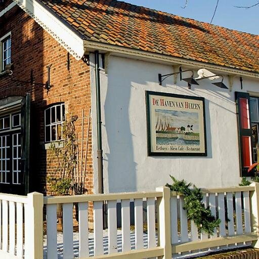 Restaurant De Haven van Huizen is gevestigd  in Huizen, waar ooit de haring uit de Zuiderzee werd gerookt, wordt nu gegeten, gedronken en gefeest.
