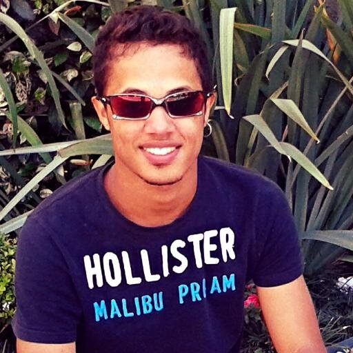 A alma é monótona, e sempre a mesma em toda a gente. O melhor da alma é o que transborda para o sonho...”