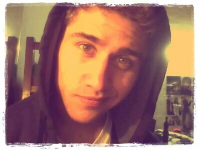Holaaa, no entiendo el Twitter pero ya lo voy a entender -.- . Amo hacer deportes, sobre todo fútbol  . Soy bueno, simpático y buen amigo. HELADO DE LIMÓN PAS