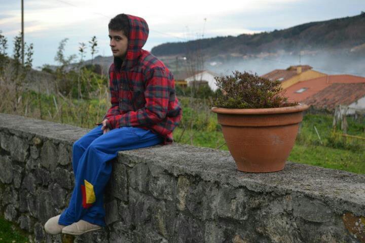 VIVIENDO DE ELLO