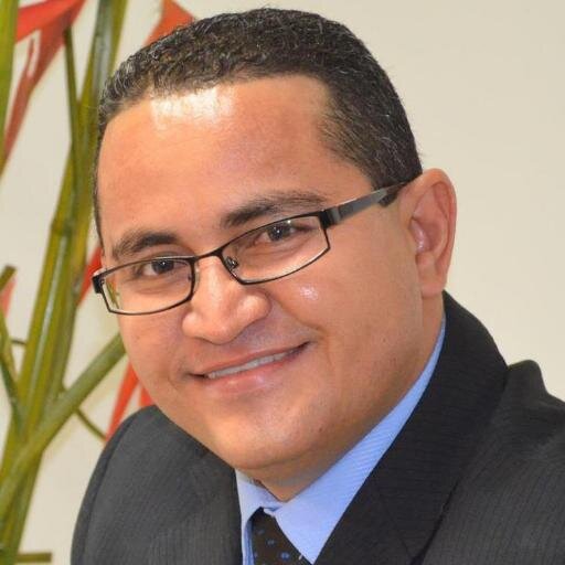 Casado com Ester Cruz,Pai de Nandhara Beatriz,Pastor,Professor ,Mestre , Discipulador ,Educador ,Amigo e o Menor de todos.