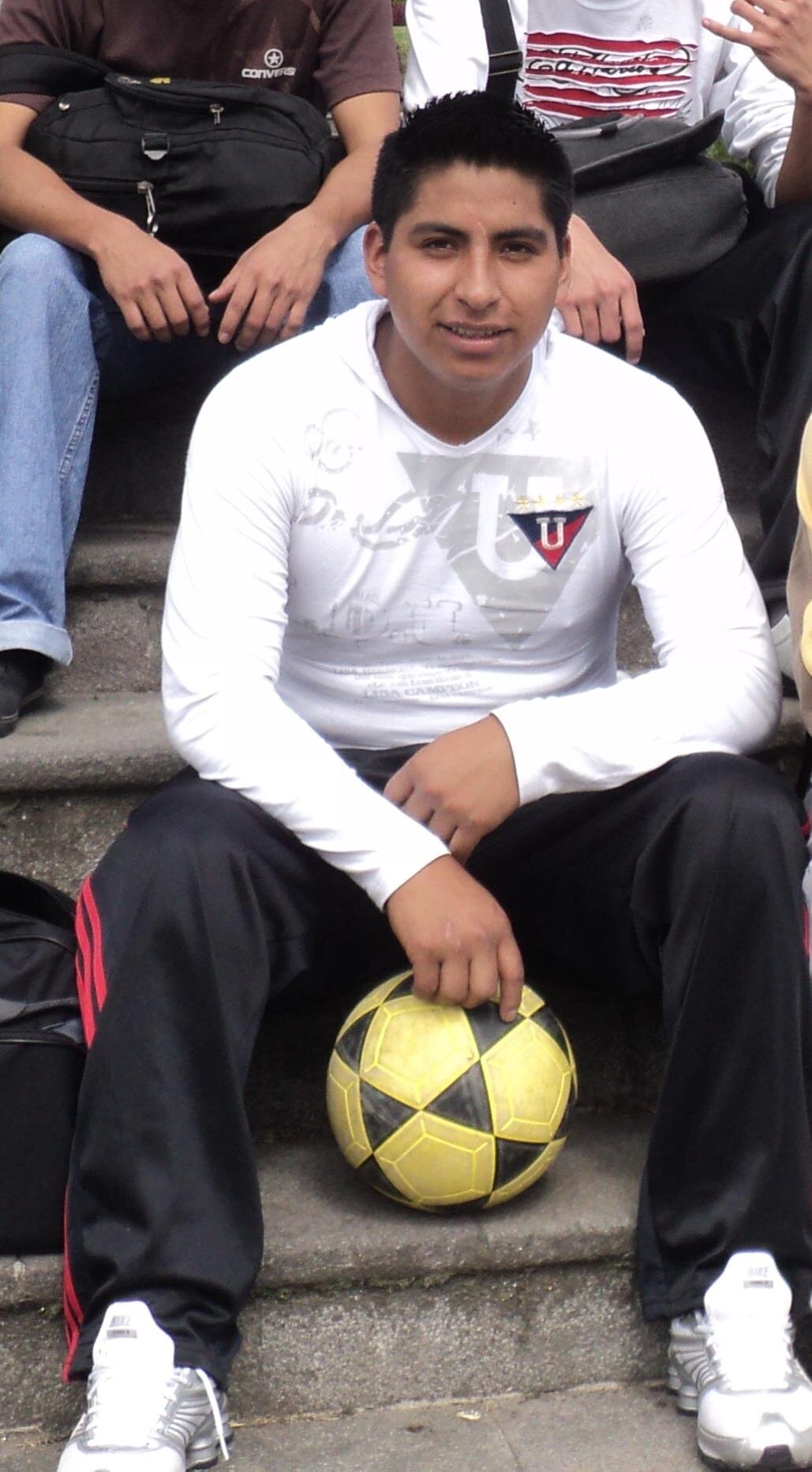 Feliz de tener mi vida con mucho apuros pero es mi vida .........