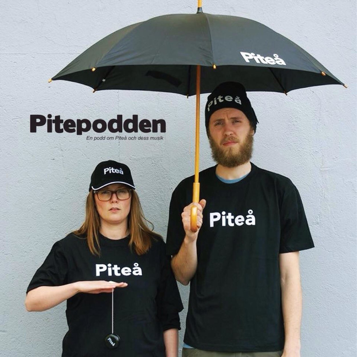 Vi gör podden som pratar brett men som spelar musik från Piteå. Hoppas vi kan underhålla dig en stund. Hör av dig om du vill prata innehåll och pitemusik såklar