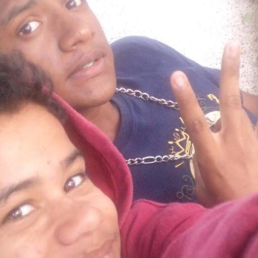sou alegre, gosto muito de me divertir, e segui que sigo de volta