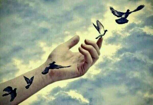 ‏. لَا أُجِيدُ التَمْثِيلَ،، وَلَا أَتْقُنُ لُبِسَ ألاقنعه،، وَعِنْدَمَا أَصْمَتَ.. اِعْلَمُوا أَنَّي أَتَأَلَّمُ 'وَبِشَدِّهِ'