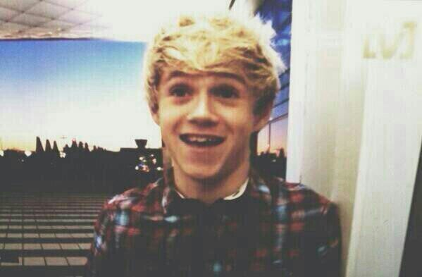 Can you please follow @niallftjmo and not this acc? :)