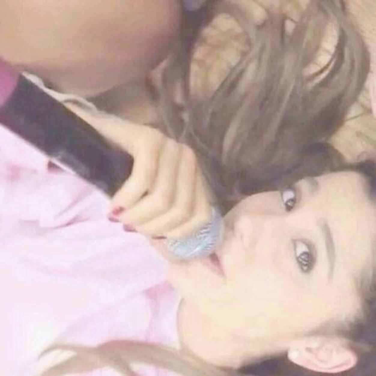 please follow @ihonordemetria ilysm and ur beautiful! thank u lovely :)