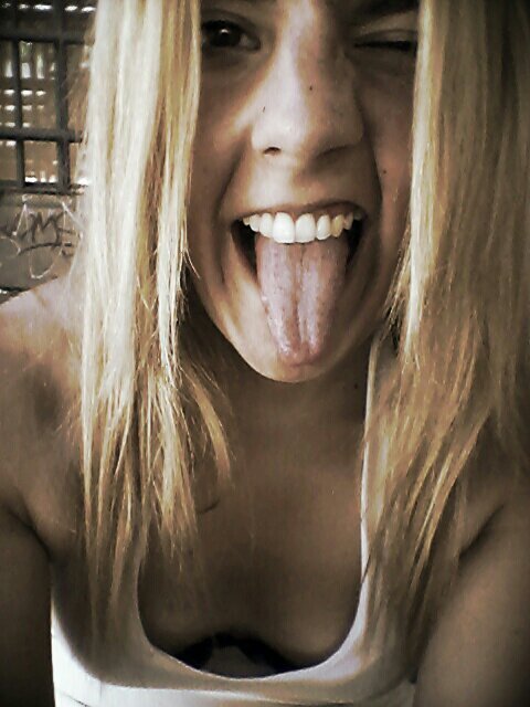 La sonrisa por fuera el desastre por dentro.
Soy de esa clase de torpes que les duelen más las palabras que los golpes.
