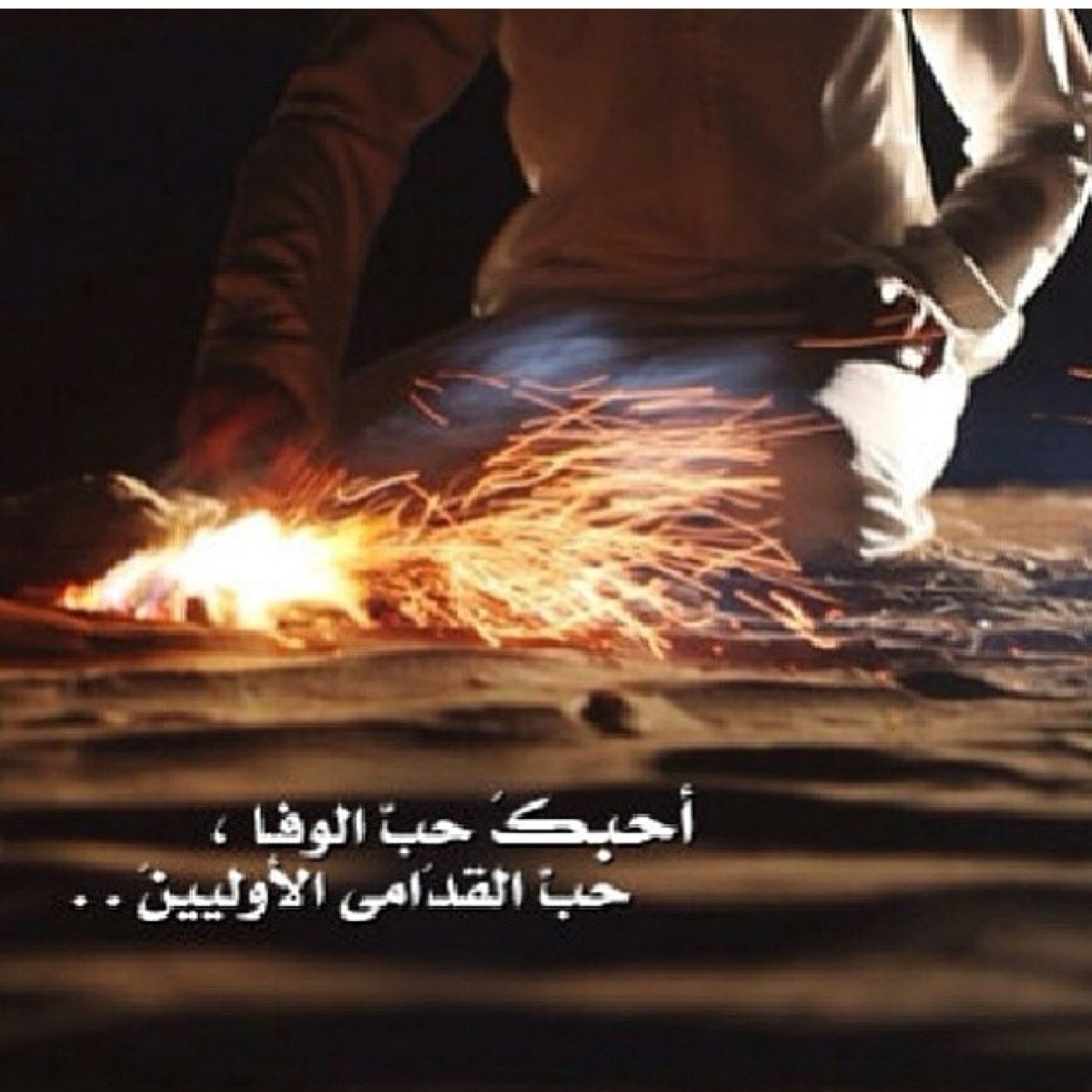 ‏غصن يميله الهواء لاترتكي له 🌱