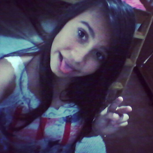 - um rosto lindo , e um sorriso encantador :3 *-*