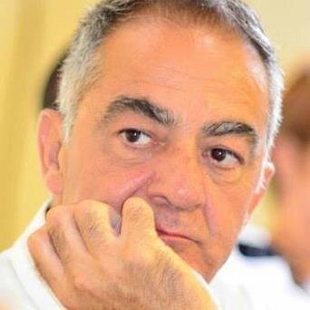 Mi piace la politica, lo sport, la natura e l'onestà.