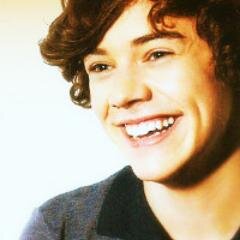 daí o louisinho dá aquele sorriso de abalar corações e você pensa pra si mesma o que eu fui fazer sendo fã dessa boyband meu senhor