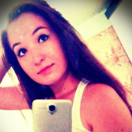 Debaixo da maquiagem e por trás do meu sorriso, eu sou apenas uma menina que deseja o mundo