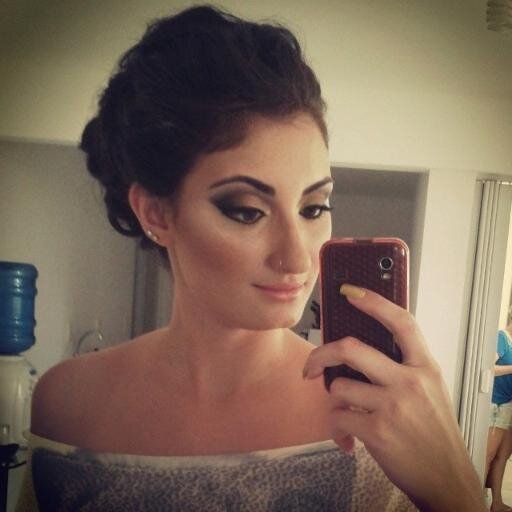 Esteticista, maquiadora,  apaixonada por óculos, acessórios e  maquiagem, 21 anos, mãe do Pedro Henrique. http://t.co/LJ3oQKhuXg