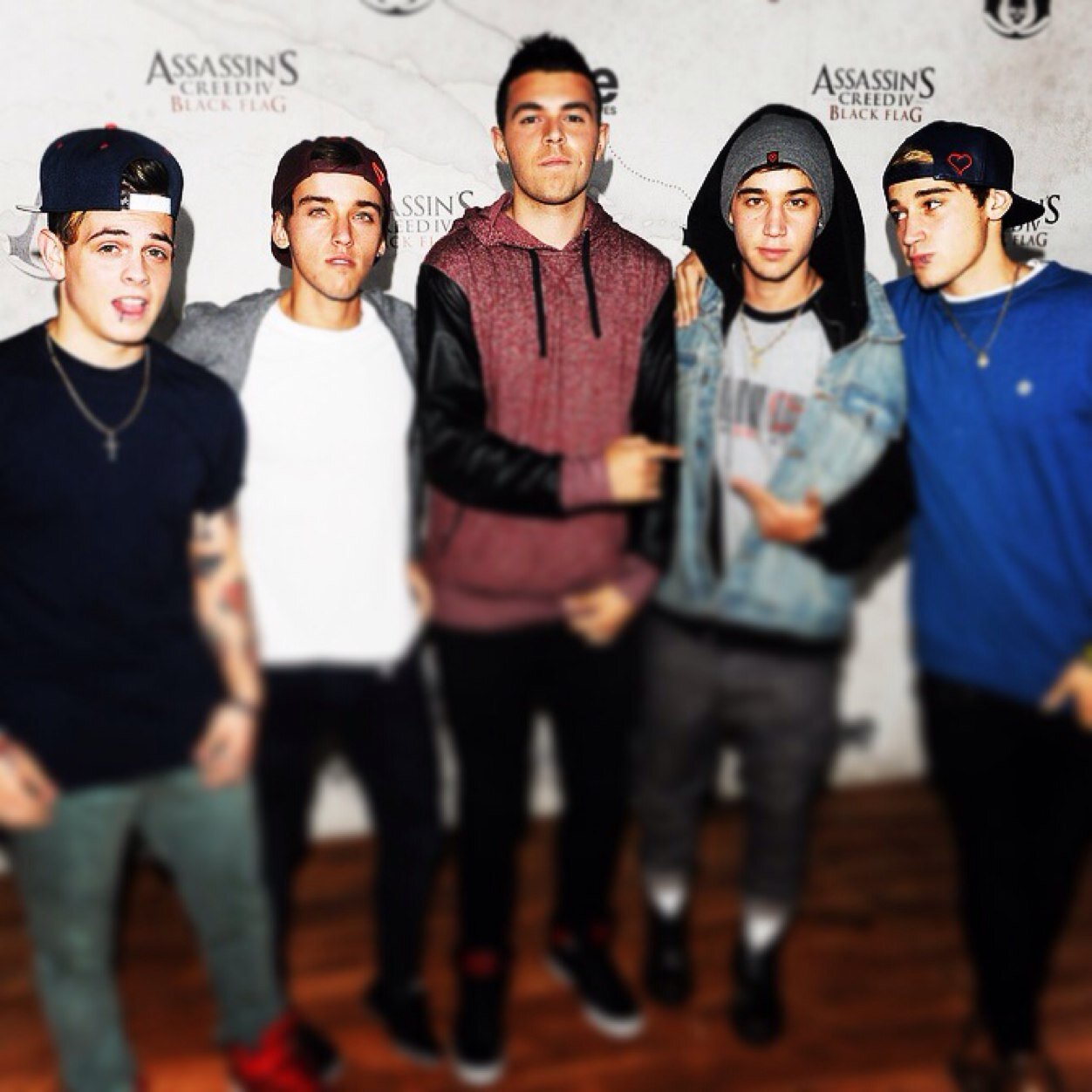 I follow back so while your here you might aswell follow :) #NDubz #JustinBieber #Lawson #Janoskians #CharlieBrown #5sos #thevamps