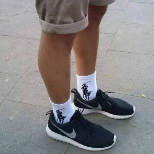 Vendemos todo tipo de ropa relacionada con nuestra forma de vida Lo Life , desde camisetas y bañadores hasta calcetines y cojines . Hacemos envíos a toda España