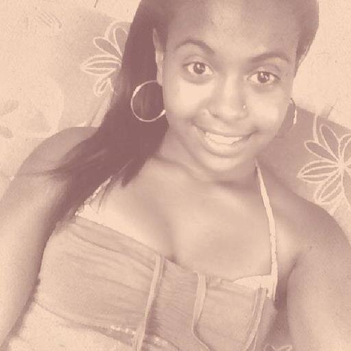 Criticas naum me abalam,elogios naum me iludem,sou oke sou naum o ke falam,vivo o presente,penso no futuro e ja eras o passado!!! :(...