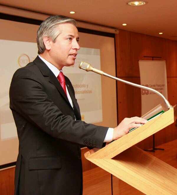 Director de Ceremonial C. S. J. - Paraguay; Presidente del Comité Paraguayo de Profesionales en Ceremonial, abogado, marido, padre, actor por accidente.