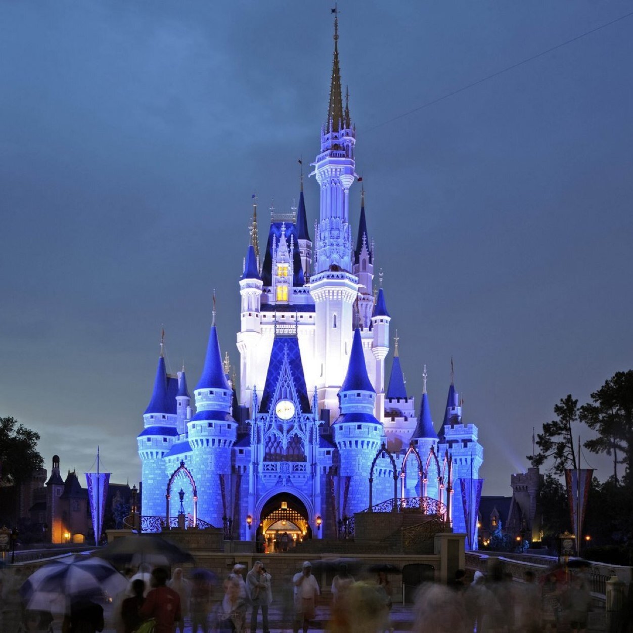 Hey everyone! Im kinda obseesed with disney world Going there in september Enjoy these tweets and pictures. Hoping to get 3k before i go to disney