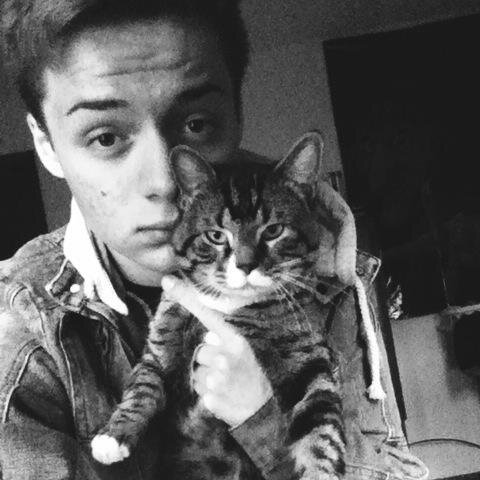 RussellDuville's profile picture. ✌Tea lover✌Optomist✌I love weed, food, and movies more than I do people. Bye.☹♡☹♡☹♡☹♡☹♡☹♡ ♒ⓇⒶⒹ♒