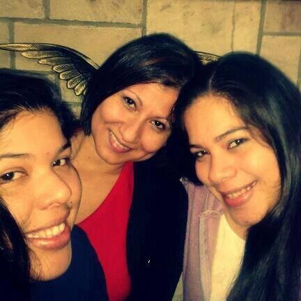 Creo en Dios/ Rumbo a ser Chef/ Universidad/ Familia/ Amigos/ Libros/ Música/ Pandero/ Amo el lila/ Chocolate/ Soy feliz =)