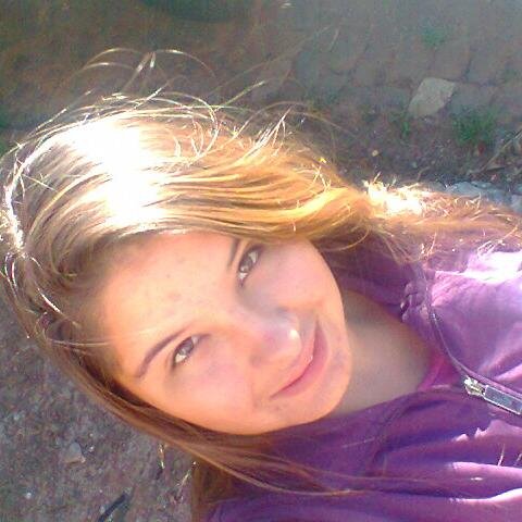 Sou uma garota muito legal,adoro sertanejo..e..outras..musicas....tbm