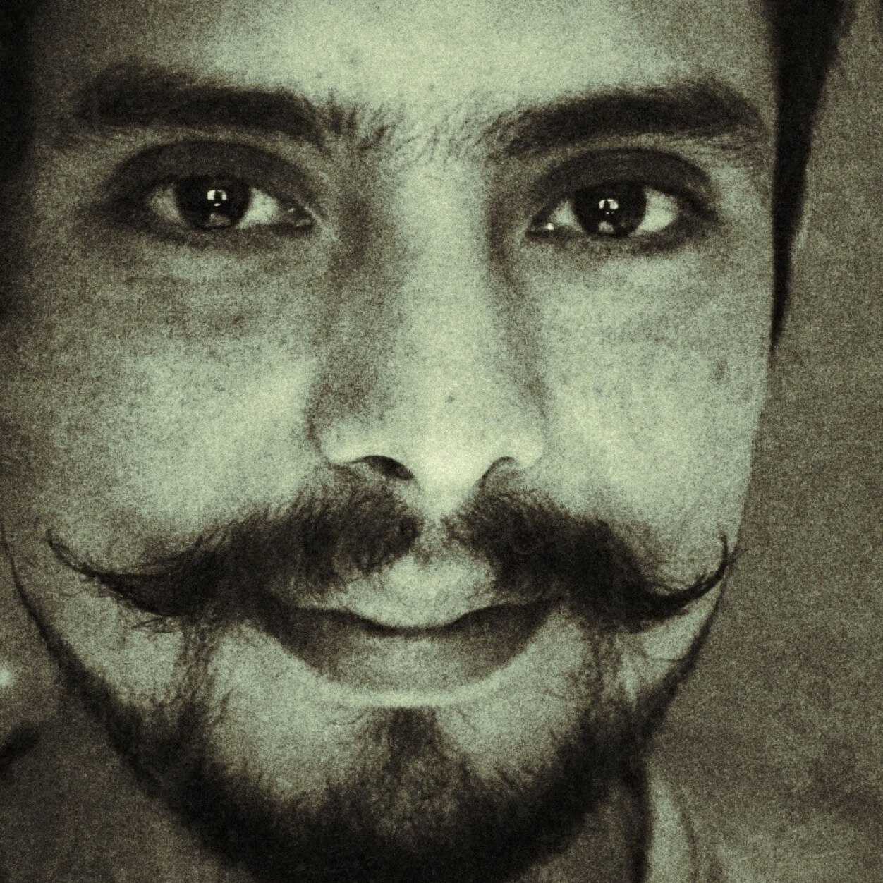 Cuasi Biologo, pseudomusico y ex deportista...
Admirador de la naturaleza, del buen trago y el sano debate, me autodestruyo en abonos chiquitos