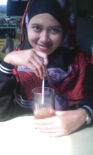 resajuniati1's profile picture. 